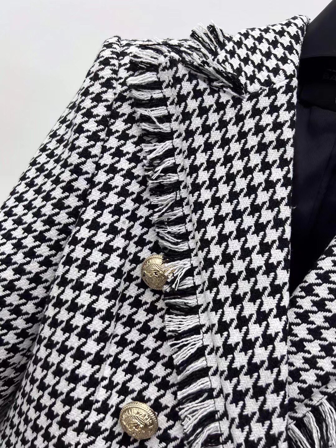 “Stylish Balmai Single-Rate Female Suit with Ancient Pattern and Wool Fabric Mix” - 图片 3