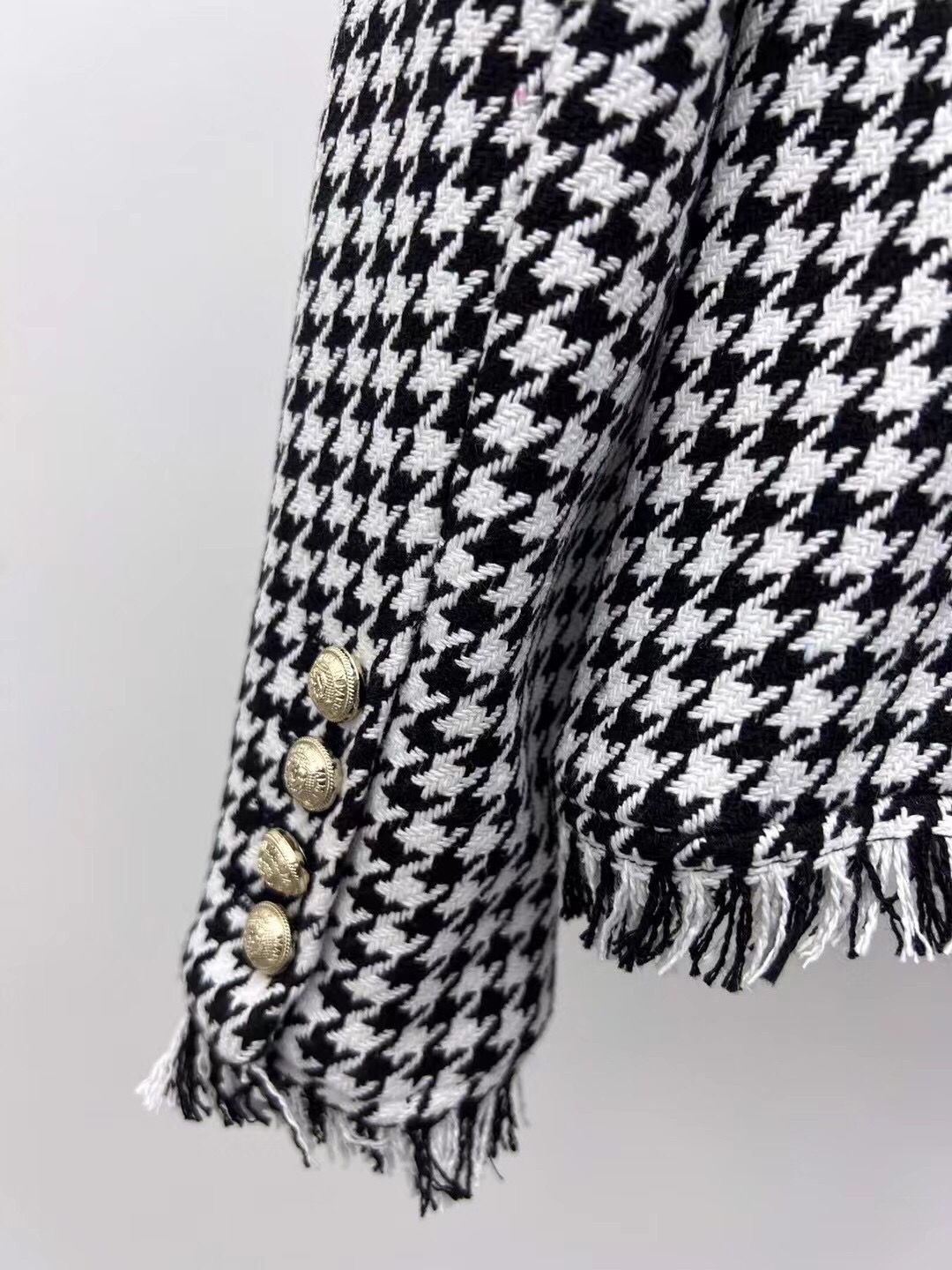 “Stylish Balmai Single-Rate Female Suit with Ancient Pattern and Wool Fabric Mix” - 图片 7
