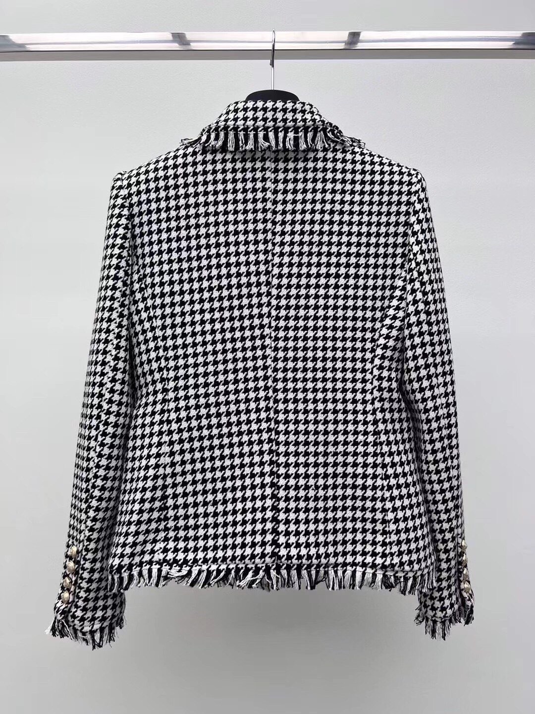 “Stylish Balmai Single-Rate Female Suit with Ancient Pattern and Wool Fabric Mix” - 图片 6