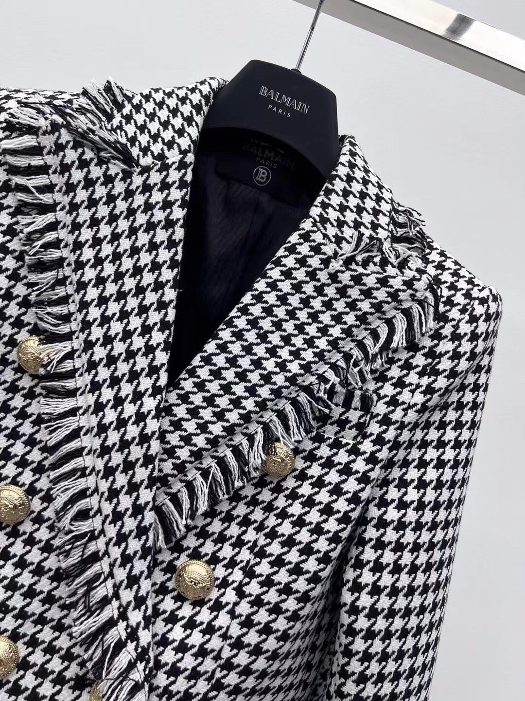 “Stylish Balmai Single-Rate Female Suit with Ancient Pattern and Wool Fabric Mix” - 图片 2