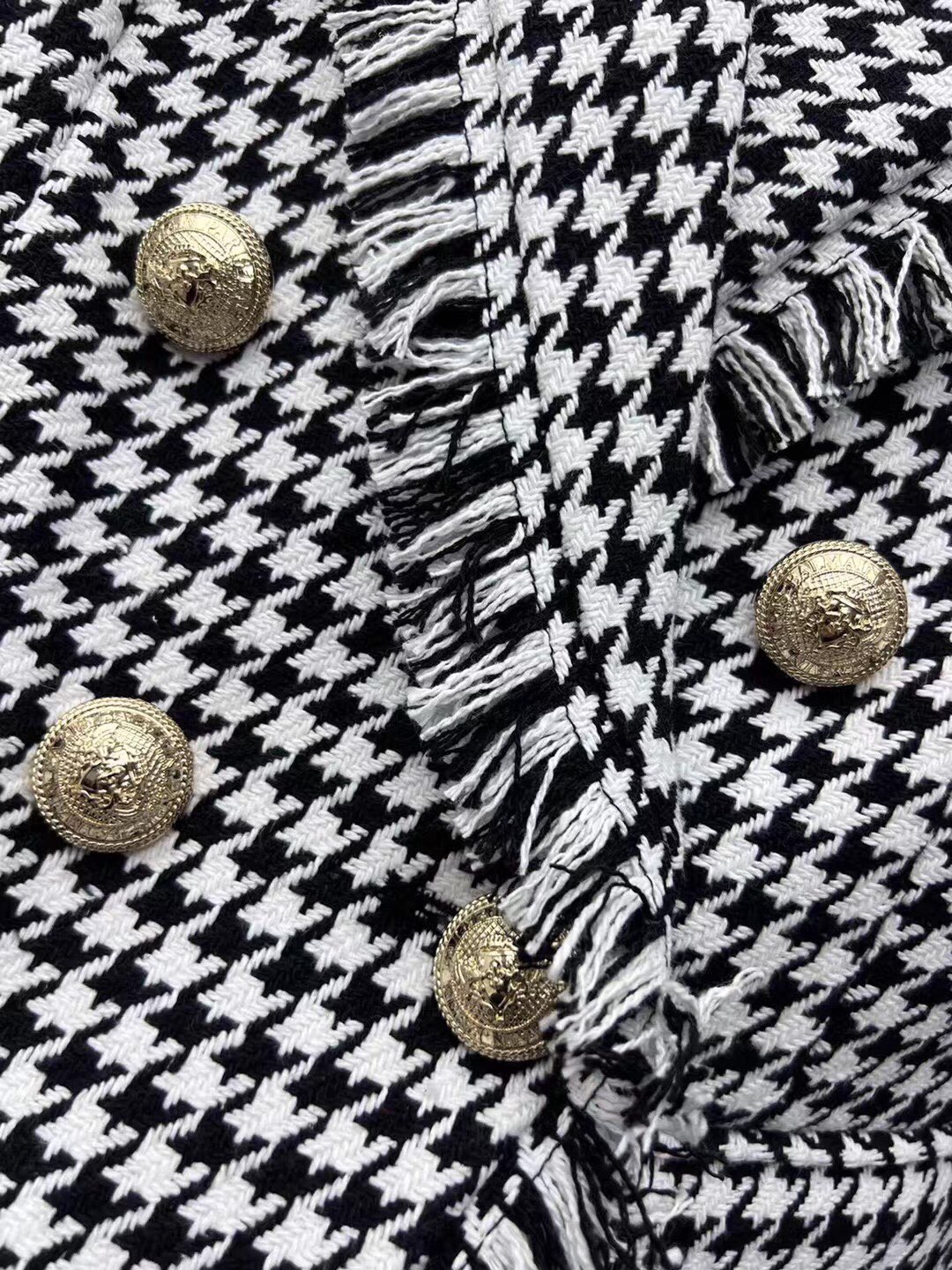 “Stylish Balmai Single-Rate Female Suit with Ancient Pattern and Wool Fabric Mix” - 图片 5