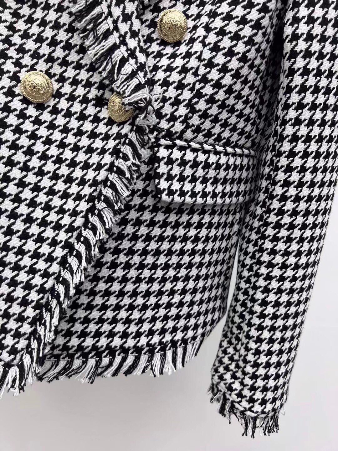 “Stylish Balmai Single-Rate Female Suit with Ancient Pattern and Wool Fabric Mix” - 图片 4
