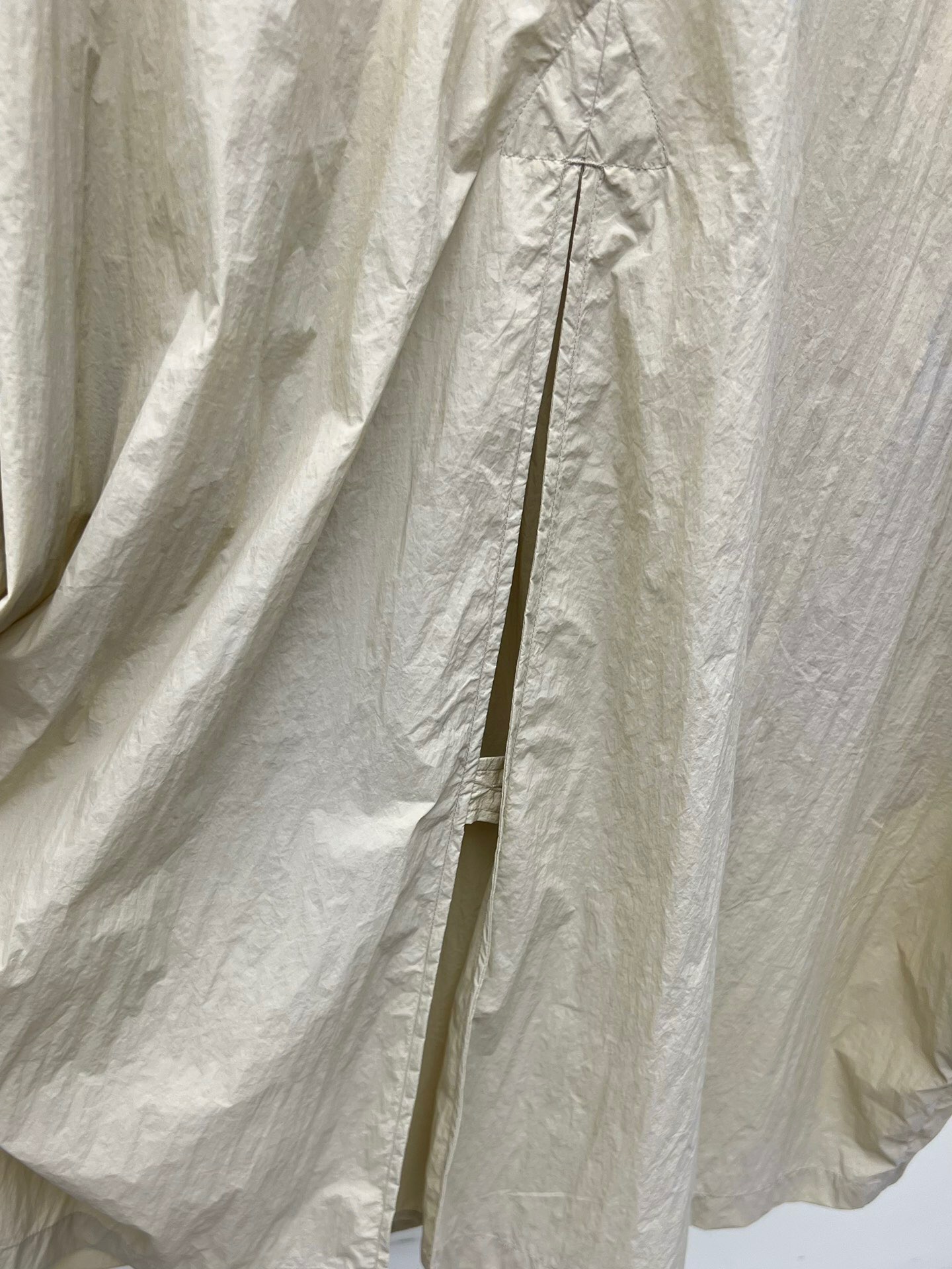 “Retro Bat-Sleeve Maison Margiela Windsuit with Tie and Zip – Pragmatic Single-Rate Female Suit” - 图片 8