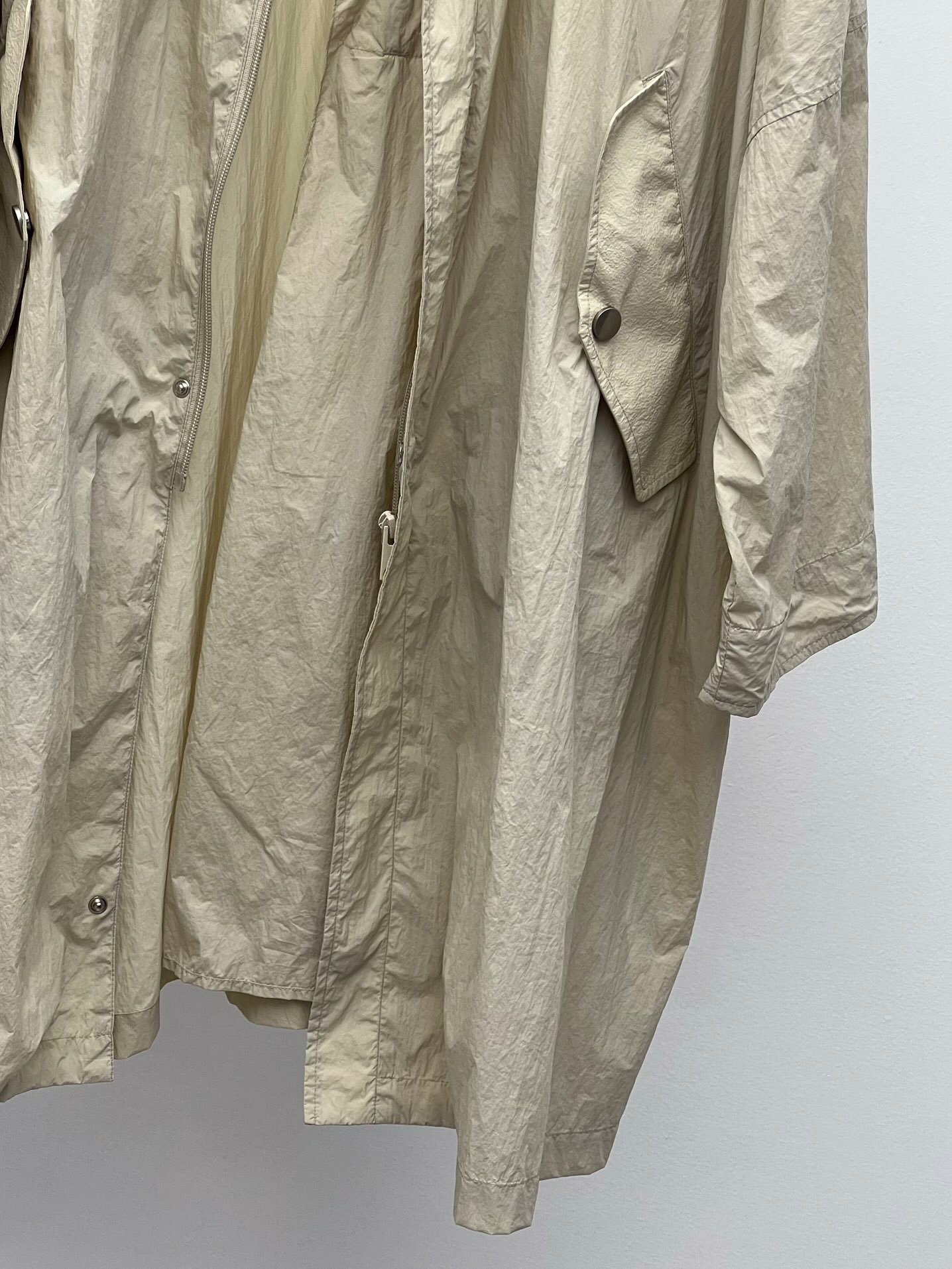 “Retro Bat-Sleeve Maison Margiela Windsuit with Tie and Zip – Pragmatic Single-Rate Female Suit” - 图片 6