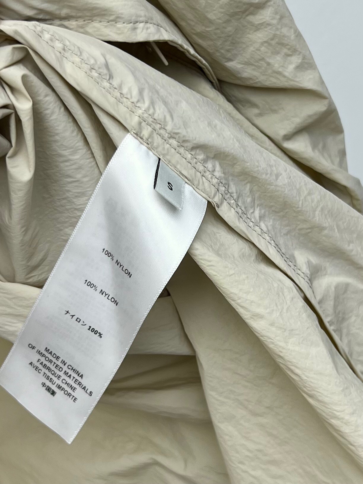 “Retro Bat-Sleeve Maison Margiela Windsuit with Tie and Zip – Pragmatic Single-Rate Female Suit” - 图片 9