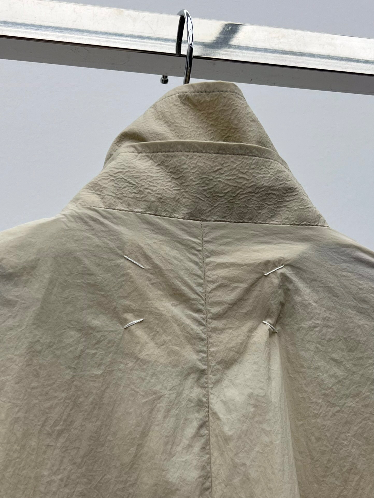 “Retro Bat-Sleeve Maison Margiela Windsuit with Tie and Zip – Pragmatic Single-Rate Female Suit” - 图片 7