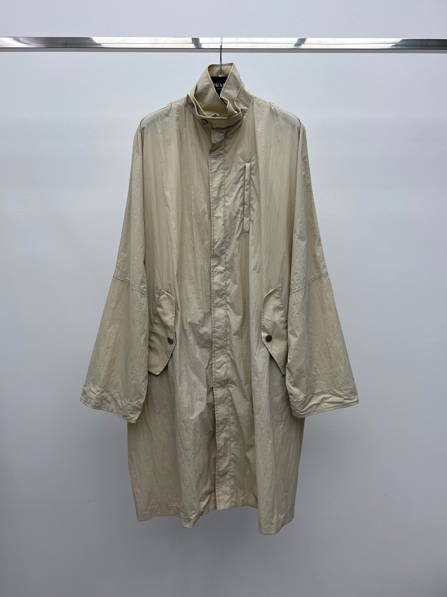 “Retro Bat-Sleeve Maison Margiela Windsuit with Tie and Zip – Pragmatic Single-Rate Female Suit” - 图片 1