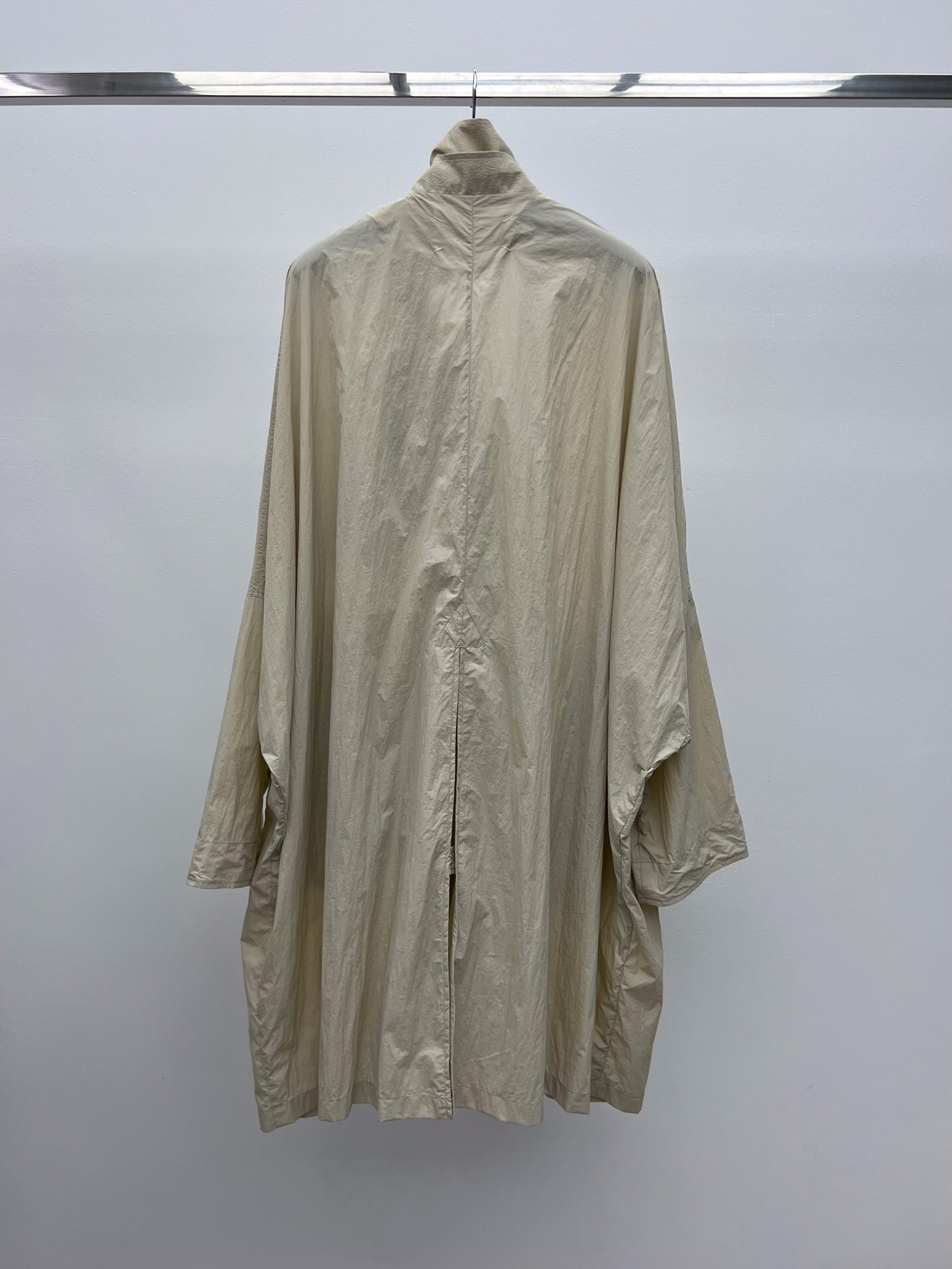 “Retro Bat-Sleeve Maison Margiela Windsuit with Tie and Zip – Pragmatic Single-Rate Female Suit” - 图片 5