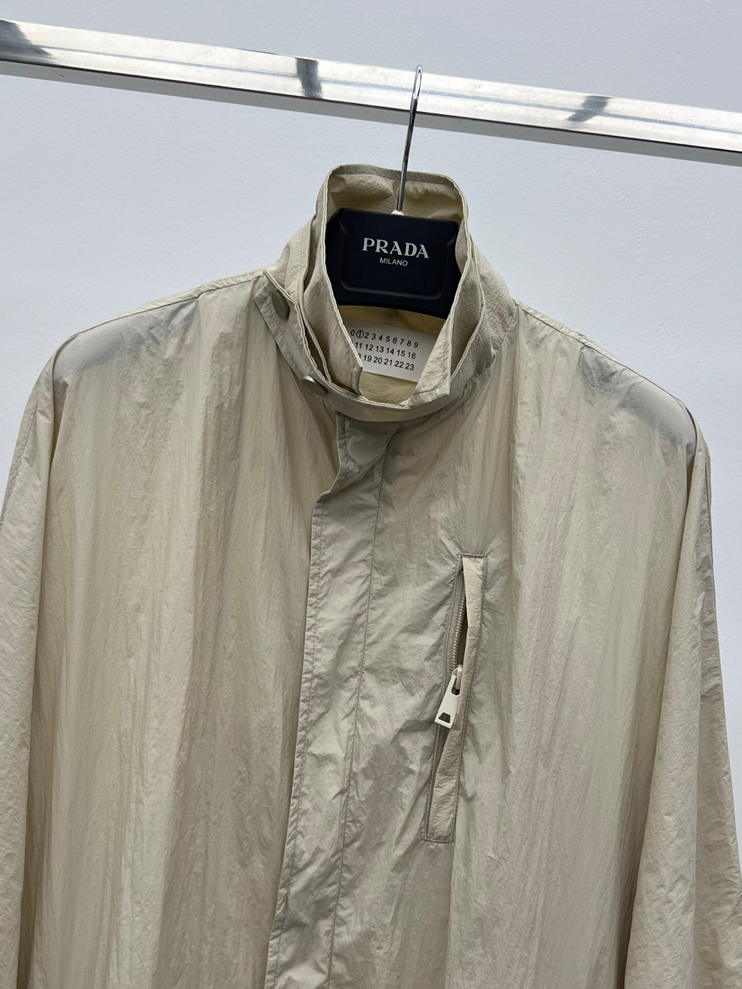 “Retro Bat-Sleeve Maison Margiela Windsuit with Tie and Zip – Pragmatic Single-Rate Female Suit” - 图片 2