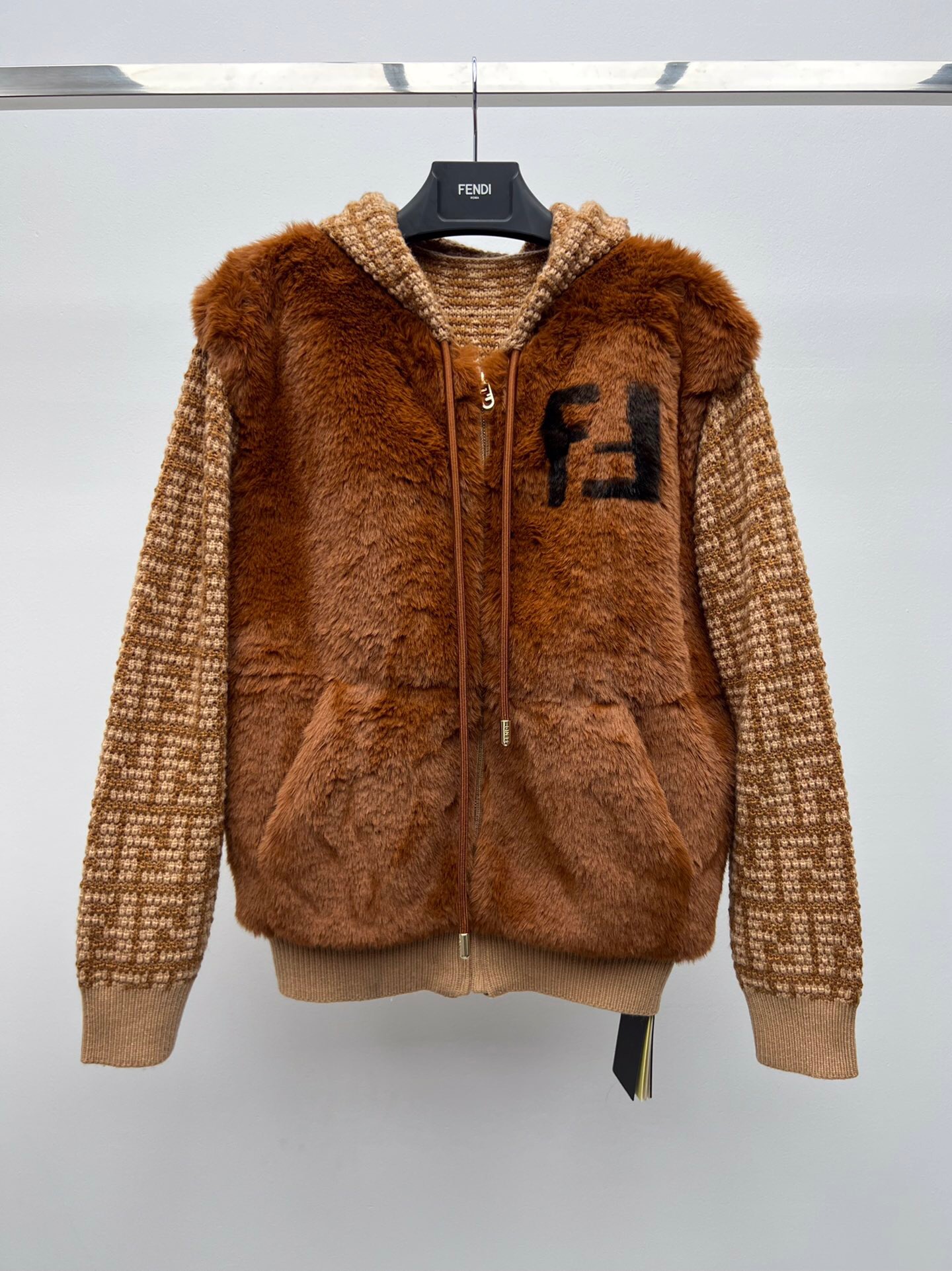 “Stylish Single-Rate Female Suit with Dustproof Bags and Zipper’s Jacket – Fashionable and Warm” - 图片 2
