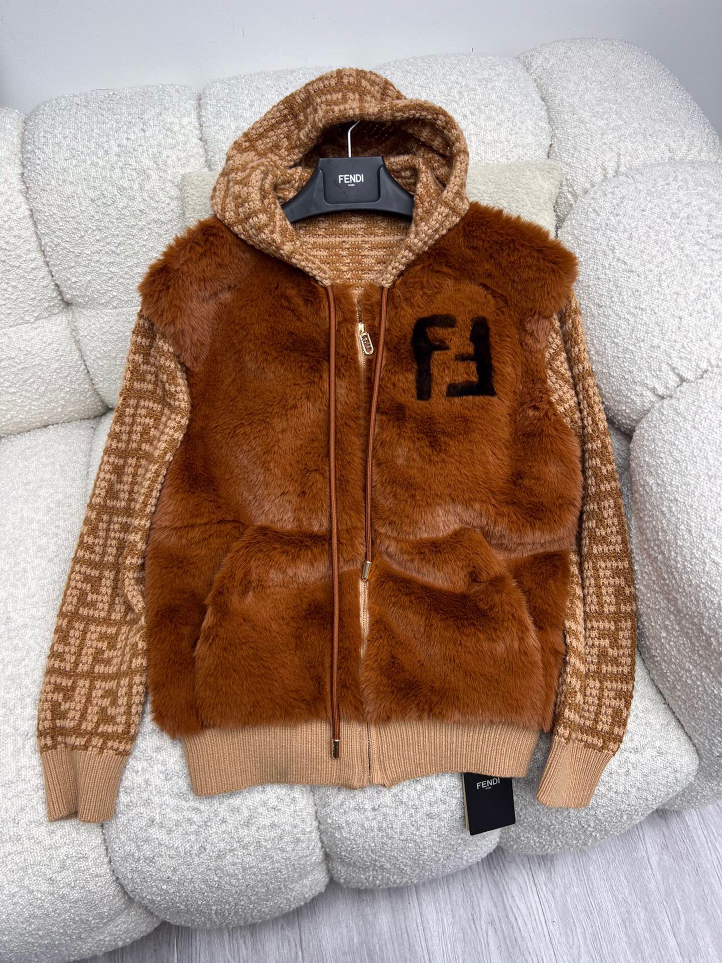 “Stylish Single-Rate Female Suit with Dustproof Bags and Zipper’s Jacket – Fashionable and Warm” - 图片 9