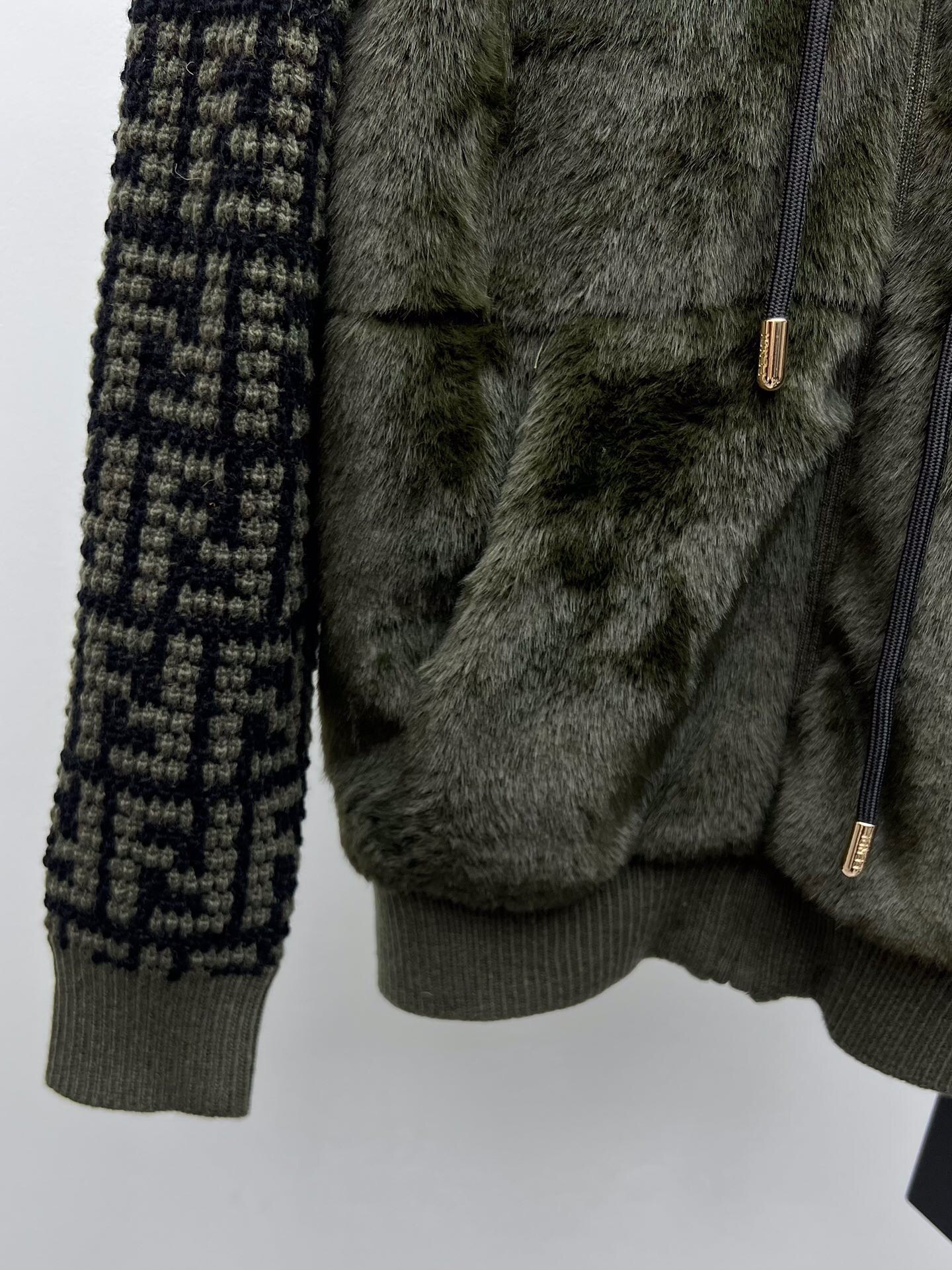 Stylish Single-Rate Female Suit with Dustproof Bags – Fashionable Zipper Jacket for Warmth and Style - 图片 4