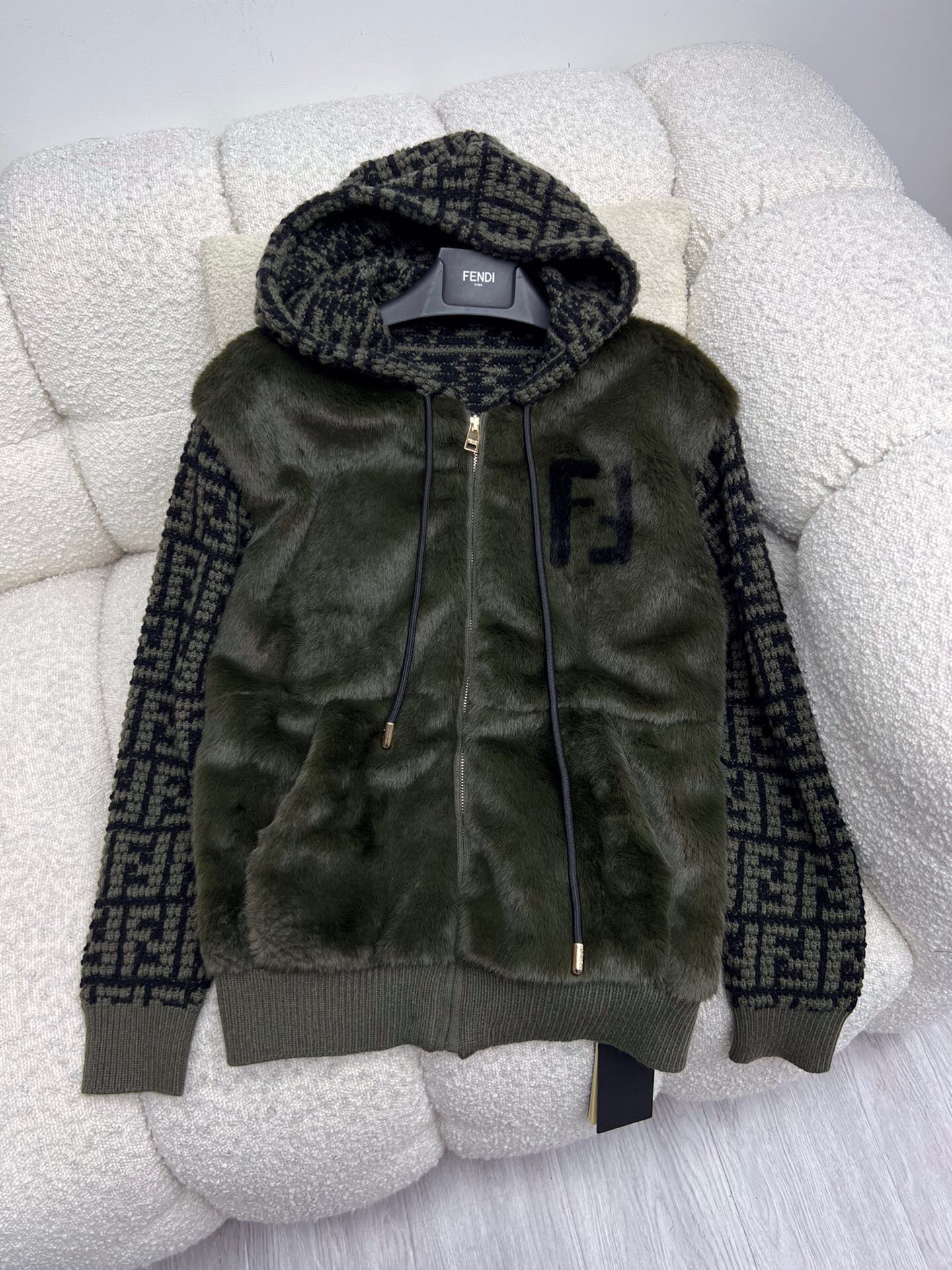 Stylish Single-Rate Female Suit with Dustproof Bags – Fashionable Zipper Jacket for Warmth and Style - 图片 8