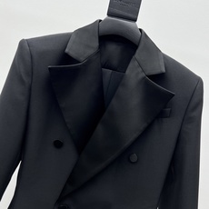 𝐬𝐥𝐩*双排扣中长款西服这件黑色双排扣西装外套是力量感与精致感的完美融合。挺括的廓形自带利落气场,缎面翻 𝐬𝐥𝐩*双排扣中长款西服这件黑色双排扣西装外套是力量感与精致感的完美融合。挺括的廓形自带利落气场,缎面翻