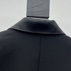 𝐬𝐥𝐩*双排扣中长款西服这件黑色双排扣西装外套是力量感与精致感的完美融合。挺括的廓形自带利落气场,缎面翻 𝐬𝐥𝐩*双排扣中长款西服这件黑色双排扣西装外套是力量感与精致感的完美融合。挺括的廓形自带利落气场,缎面翻
