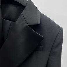 𝐬𝐥𝐩*双排扣中长款西服这件黑色双排扣西装外套是力量感与精致感的完美融合。挺括的廓形自带利落气场,缎面翻 𝐬𝐥𝐩*双排扣中长款西服这件黑色双排扣西装外套是力量感与精致感的完美融合。挺括的廓形自带利落气场,缎面翻