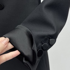 𝐬𝐥𝐩*双排扣中长款西服这件黑色双排扣西装外套是力量感与精致感的完美融合。挺括的廓形自带利落气场,缎面翻 𝐬𝐥𝐩*双排扣中长款西服这件黑色双排扣西装外套是力量感与精致感的完美融合。挺括的廓形自带利落气场,缎面翻