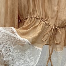 𝘾𝙝𝙡*蕾丝拼接上衣裸调杏色蕾丝上衣,以复古宫廷风为灵感,蕾丝立领、层叠蕾丝荷叶边与收腰系带设计,将优雅 𝘾𝙝𝙡*蕾丝拼接上衣裸调杏色蕾丝上衣,以复古宫廷风为灵感,蕾丝立领、层叠蕾丝荷叶边与收腰系带设计,将优雅