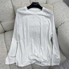 𝐌𝐨*钉珠长袖T 甄选棉质亲肤面料,软糯透气,兼顾舒适与垂坠感,宽松落肩版型,手工钉珠工艺,为衣身注入细 𝐌𝐨*钉珠长袖T 甄选棉质亲肤面料,软糯透气,兼顾舒适与垂坠感,宽松落肩版型,手工钉珠工艺,为衣身注入细
