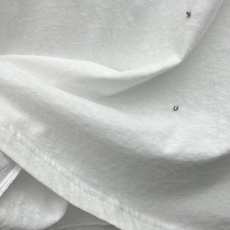 𝐌𝐨*钉珠长袖T 甄选棉质亲肤面料,软糯透气,兼顾舒适与垂坠感,宽松落肩版型,手工钉珠工艺,为衣身注入细 𝐌𝐨*钉珠长袖T 甄选棉质亲肤面料,软糯透气,兼顾舒适与垂坠感,宽松落肩版型,手工钉珠工艺,为衣身注入细