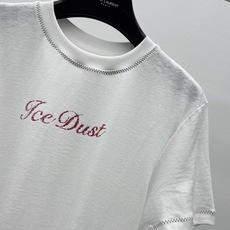 ice*线圈logo印花T恤甄选亲肤透棉质面料,垂坠柔软,自带随性慵懒的日常氛围。衣身点缀线圈手写字体印 ice*线圈logo印花T恤甄选亲肤透棉质面料,垂坠柔软,自带随性慵懒的日常氛围。衣身点缀线圈手写字体印