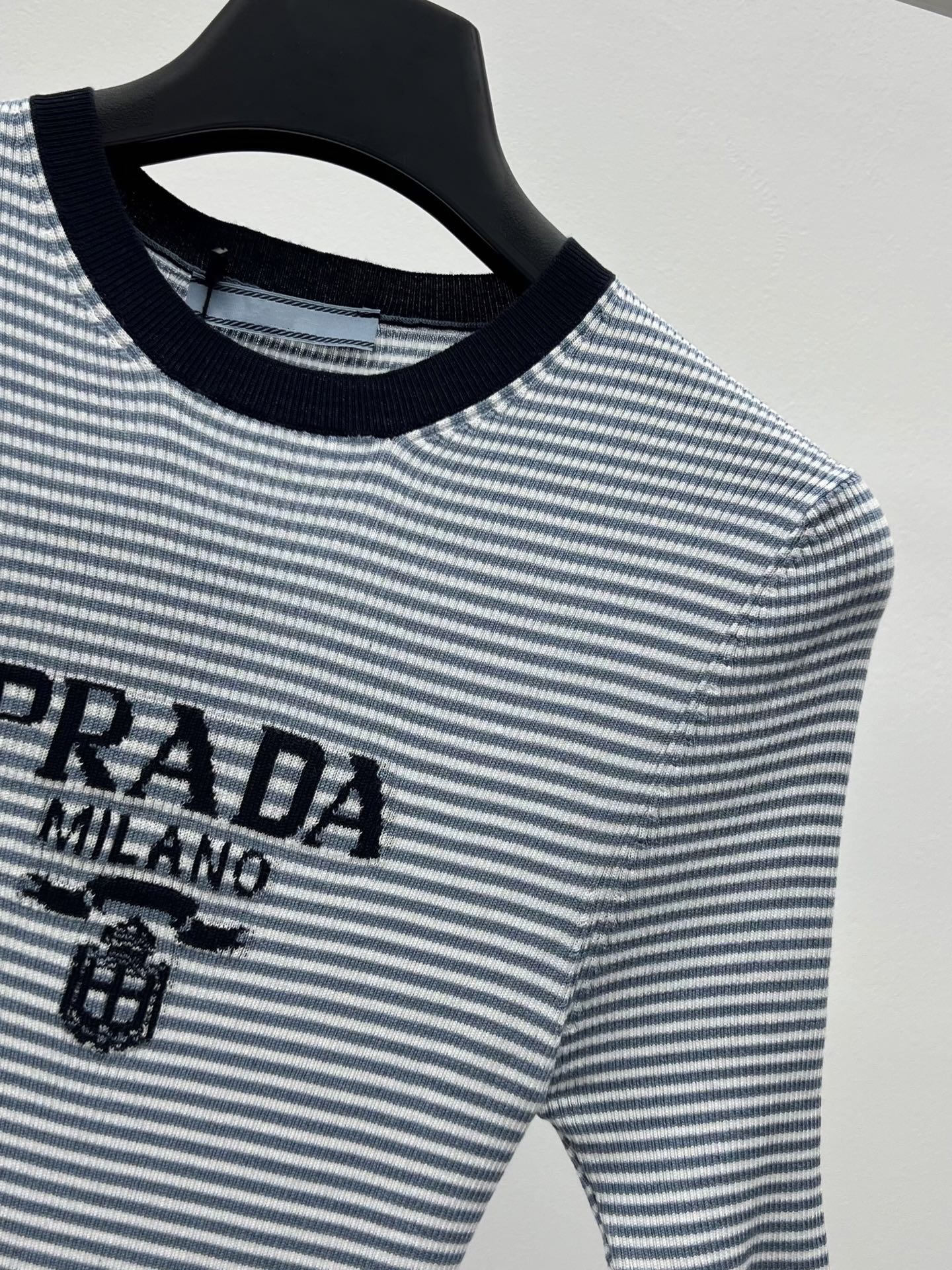 Пуловер женский Prada в полоску с коротким рукавом