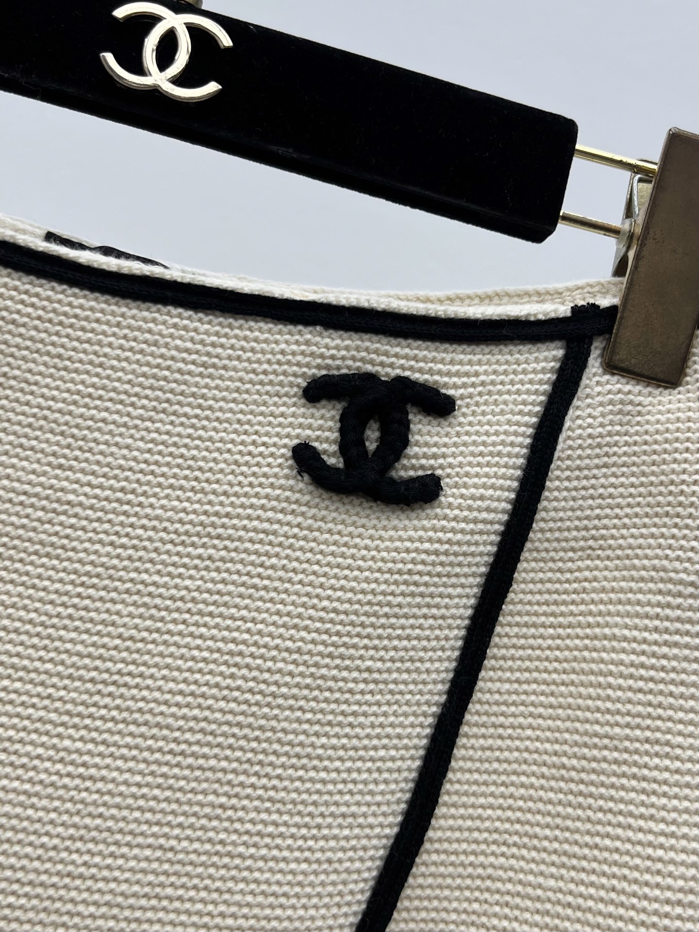 Юбка женская из твида бежевого цвета с черной окантовкой Chanel