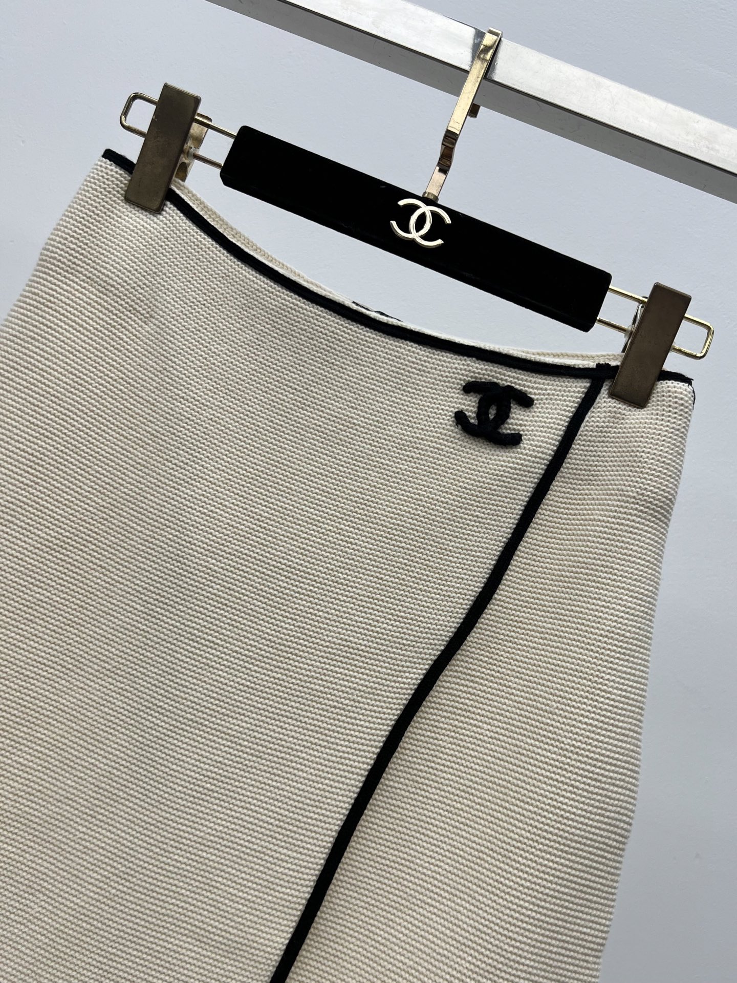 Юбка женская из твида бежевого цвета с черной окантовкой Chanel