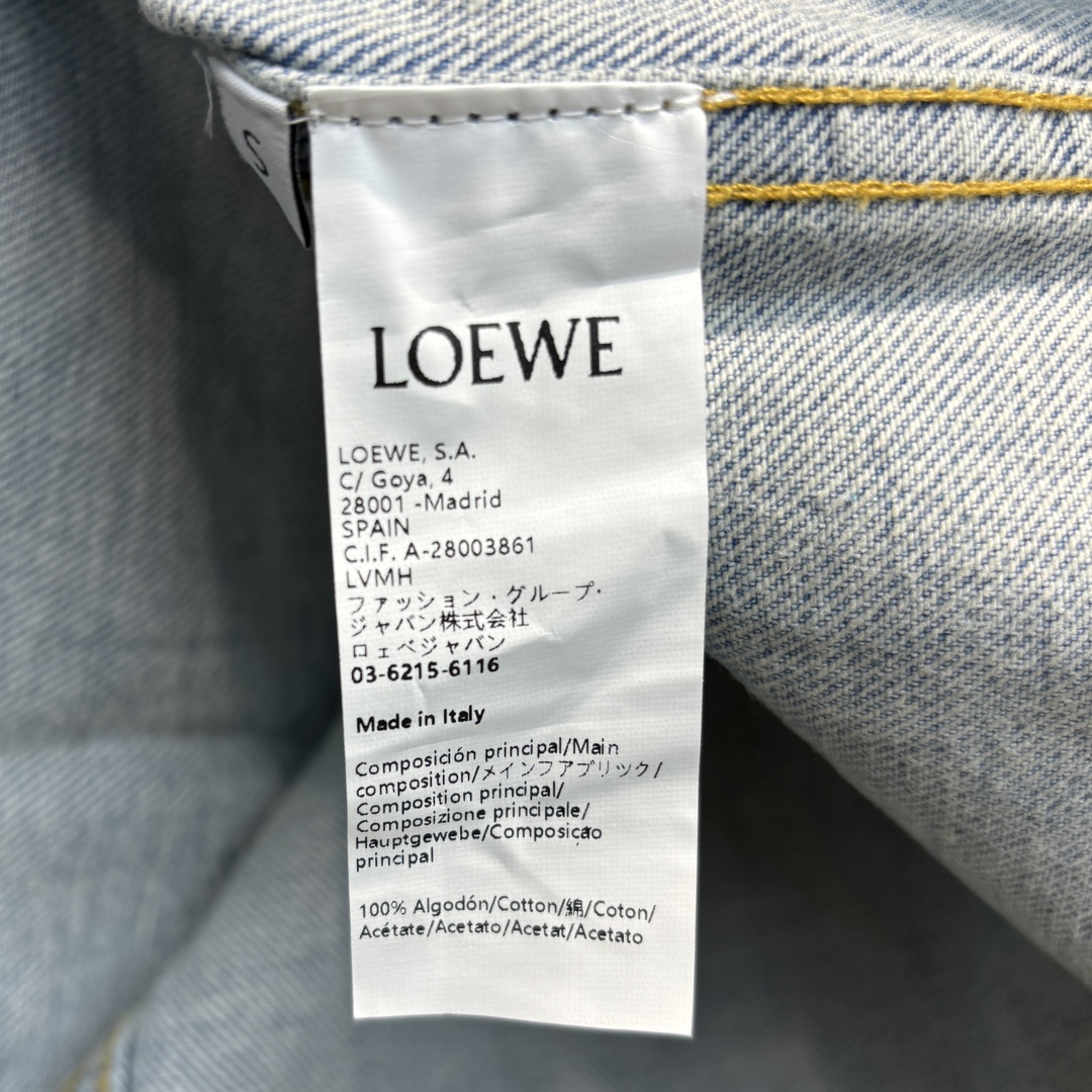 Loew*24早春新款链条不规则牛仔外套袖口链条的设计很吸睛时髦又帅气短款的牛仔外套上身就是酷帅女孩随便