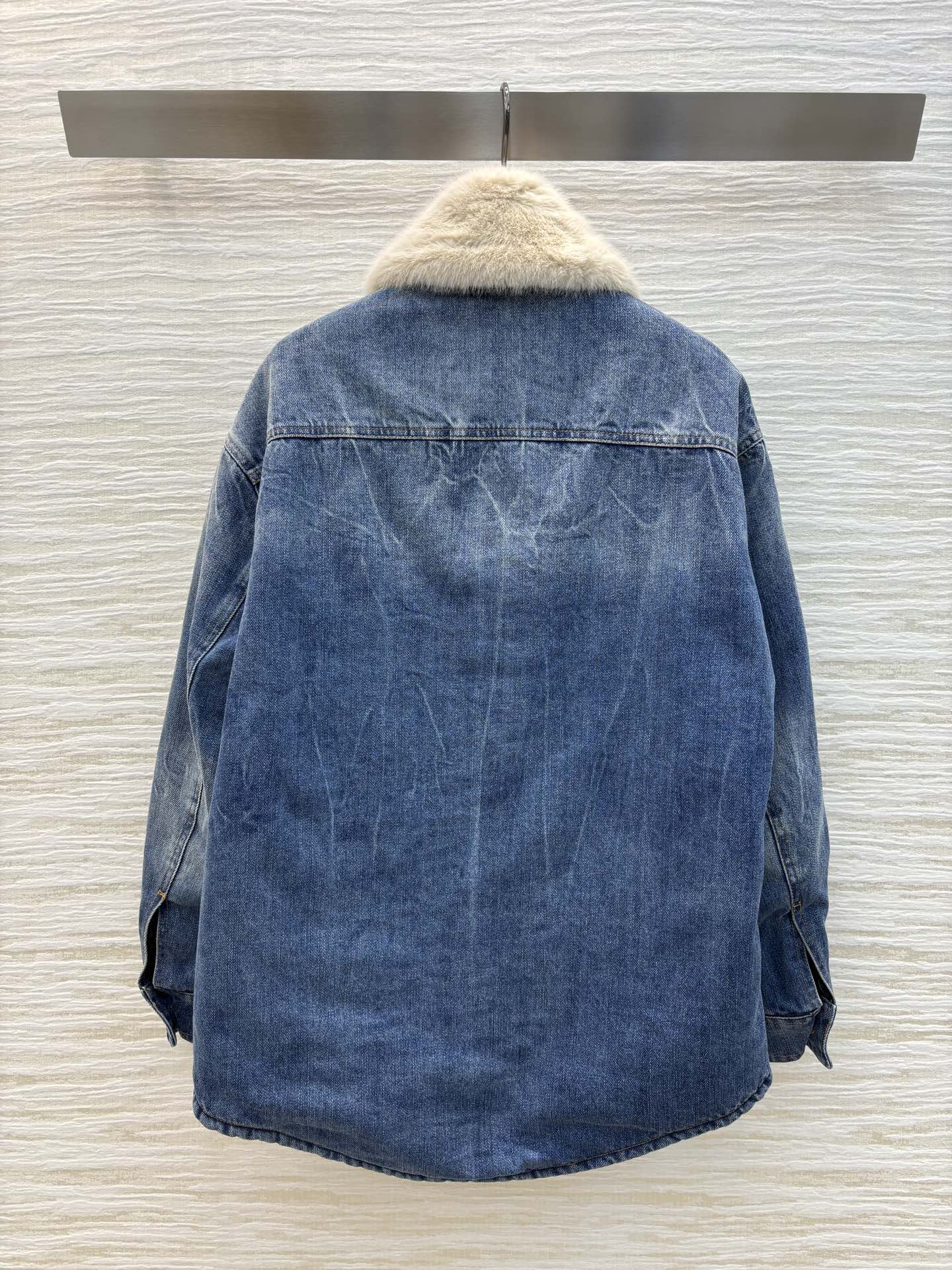 YSL24秋冬暖呼呼的夹棉牛仔外套可拆卸毛绒领拼接牛仔衬衫非常实穿经典廓形剪裁做旧的复古蓝洗水很好看胸前