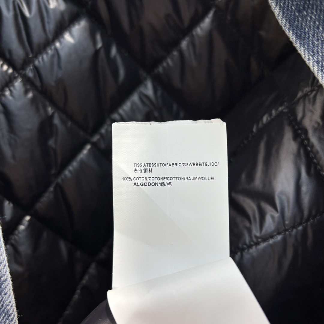 YSL24秋冬暖呼呼的夹棉牛仔外套可拆卸毛绒领拼接牛仔衬衫非常实穿经典廓形剪裁做旧的复古蓝洗水很好看胸前