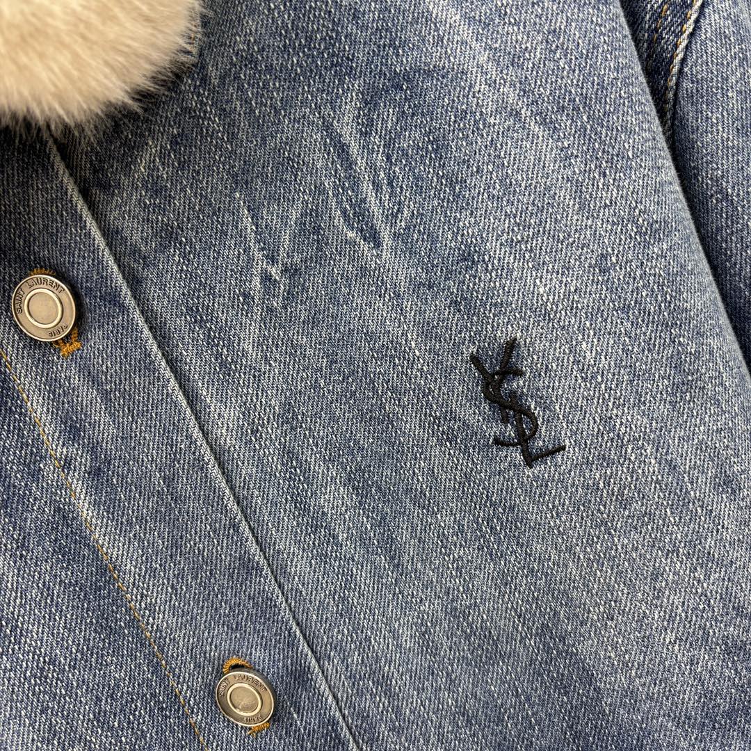 YSL24秋冬暖呼呼的夹棉牛仔外套可拆卸毛绒领拼接牛仔衬衫非常实穿经典廓形剪裁做旧的复古蓝洗水很好看胸前