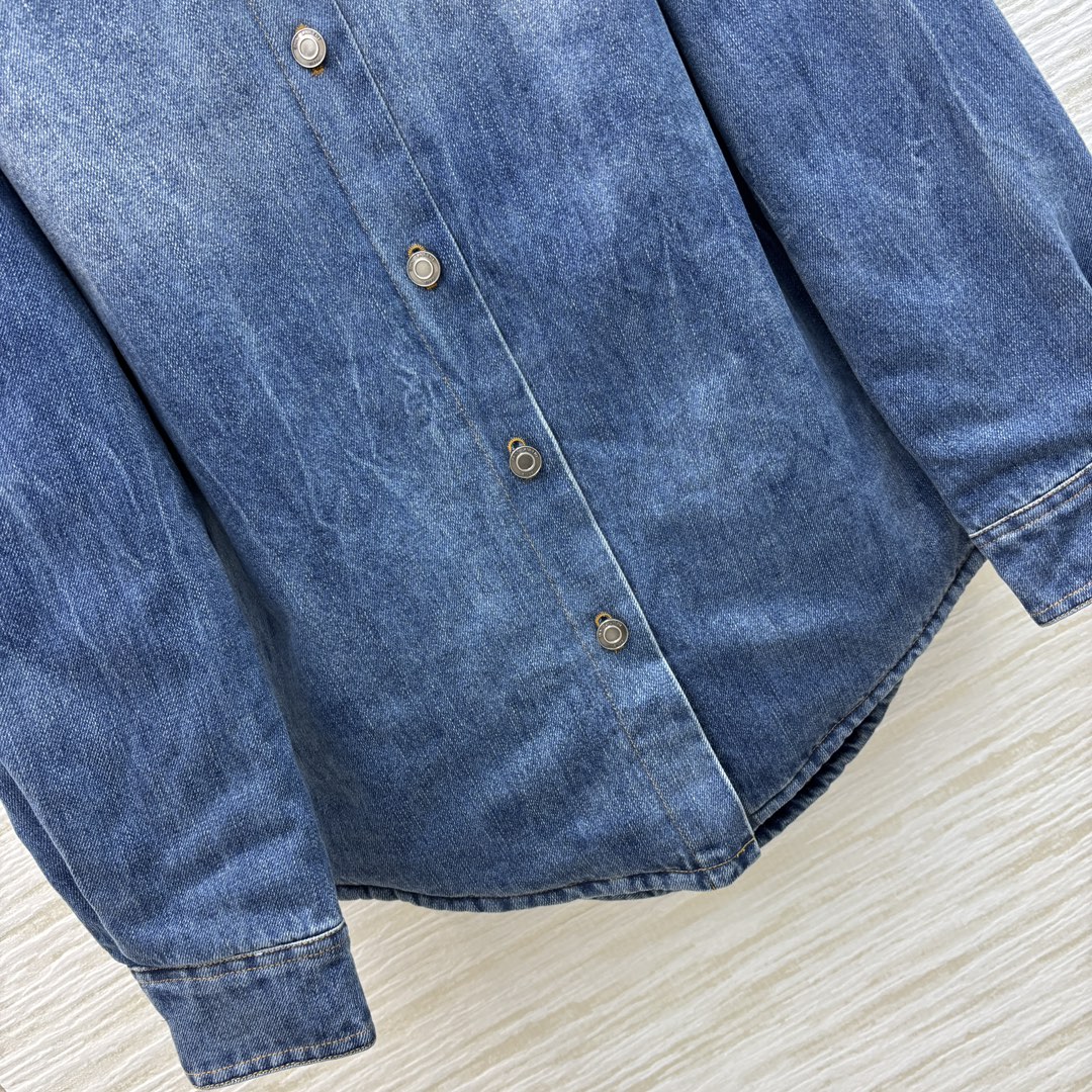 YSL24秋冬暖呼呼的夹棉牛仔外套可拆卸毛绒领拼接牛仔衬衫非常实穿经典廓形剪裁做旧的复古蓝洗水很好看胸前