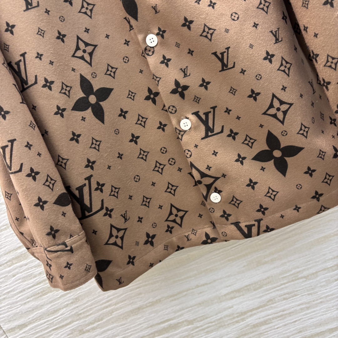 LV24秋冬新款翻领老花衬衫外套上身就是满满的时髦高级感全幅logo工艺巨拉风自带气场面料质感很奈斯时髦