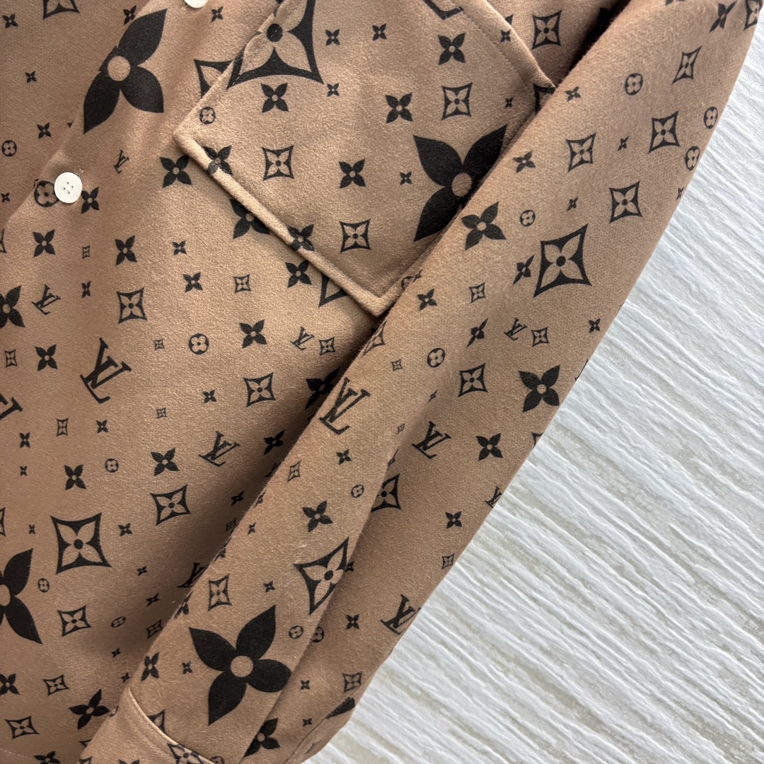 LV24秋冬新款翻领老花衬衫外套上身就是满满的时髦高级感全幅logo工艺巨拉风自带气场面料质感很奈斯时髦