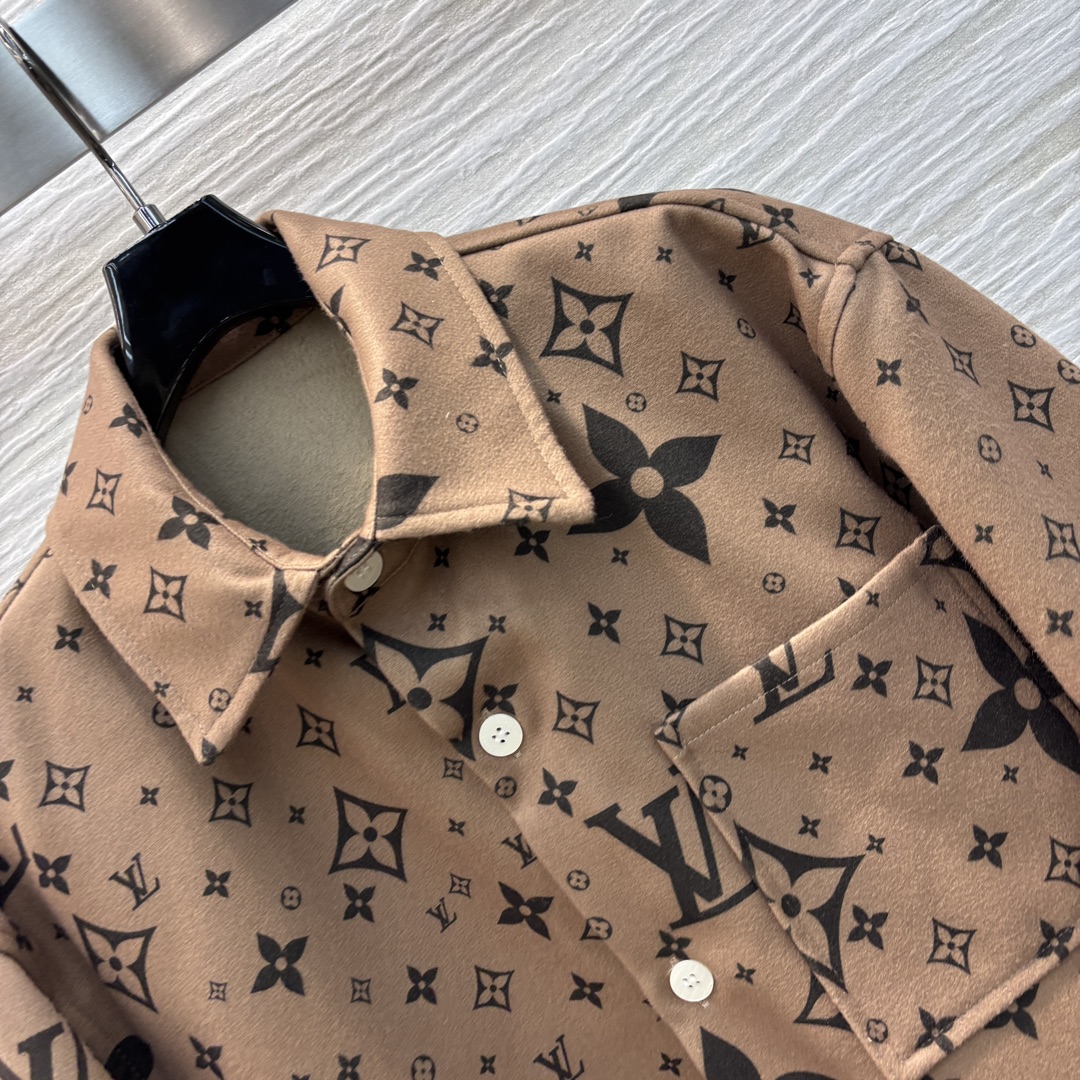 LV24秋冬新款翻领老花衬衫外套上身就是满满的时髦高级感全幅logo工艺巨拉风自带气场面料质感很奈斯时髦