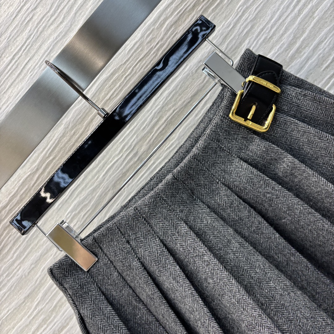 Miu24秋冬新款高级灰撞色夹克外套+撞色垫肩西装+皮扣装饰压褶短裙秋冬真的超级适合这种穿搭酷帅有型轻松