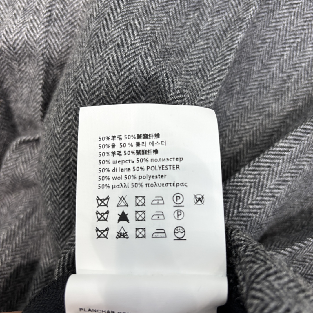 Miu24秋冬新款高级灰撞色夹克外套+撞色垫肩西装+皮扣装饰压褶短裙秋冬真的超级适合这种穿搭酷帅有型轻松