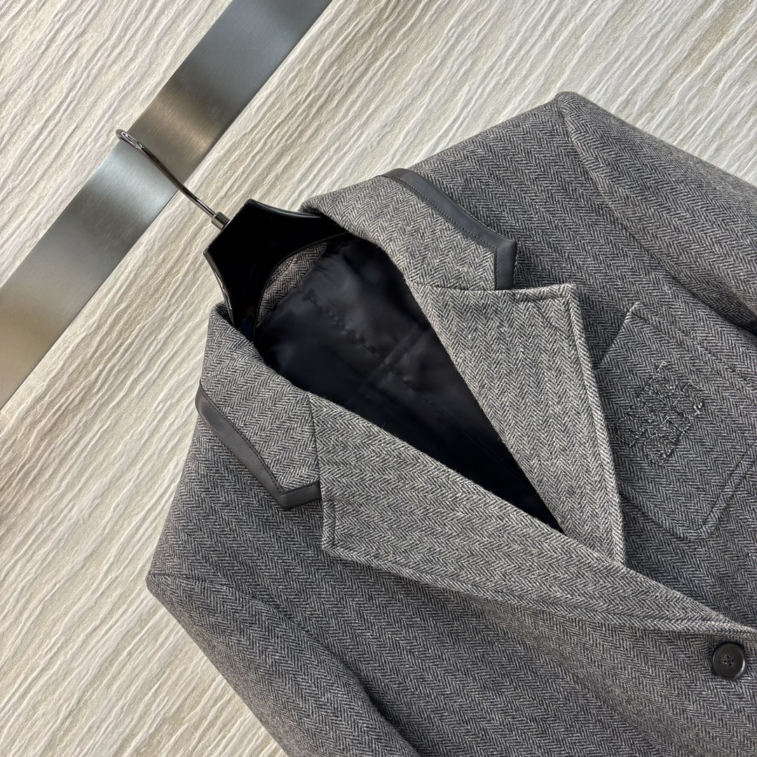 Miu24秋冬新款高级灰撞色夹克外套+撞色垫肩西装+皮扣装饰压褶短裙秋冬真的超级适合这种穿搭酷帅有型轻松