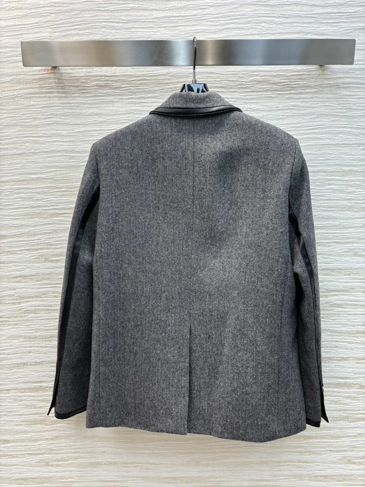 Miu24秋冬新款高级灰撞色夹克外套+撞色垫肩西装+皮扣装饰压褶短裙秋冬真的超级适合这种穿搭酷帅有型轻松