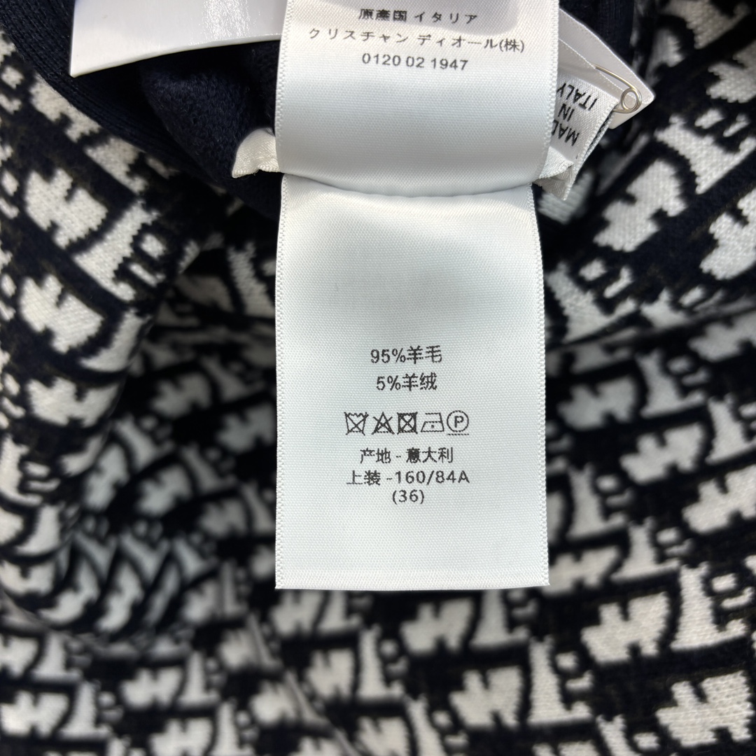24秋冬新品D双面穿套装双面可穿一面是经典D字母老花印花另一面是炫酷净色两面风格随意切搭休闲连帽外套+松