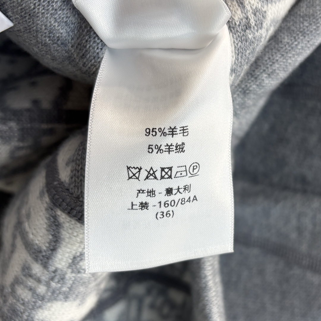24秋冬新品D双面穿套装双面可穿一面是经典D字母老花印花另一面是炫酷净色两面风格随意切搭休闲连帽外套+松