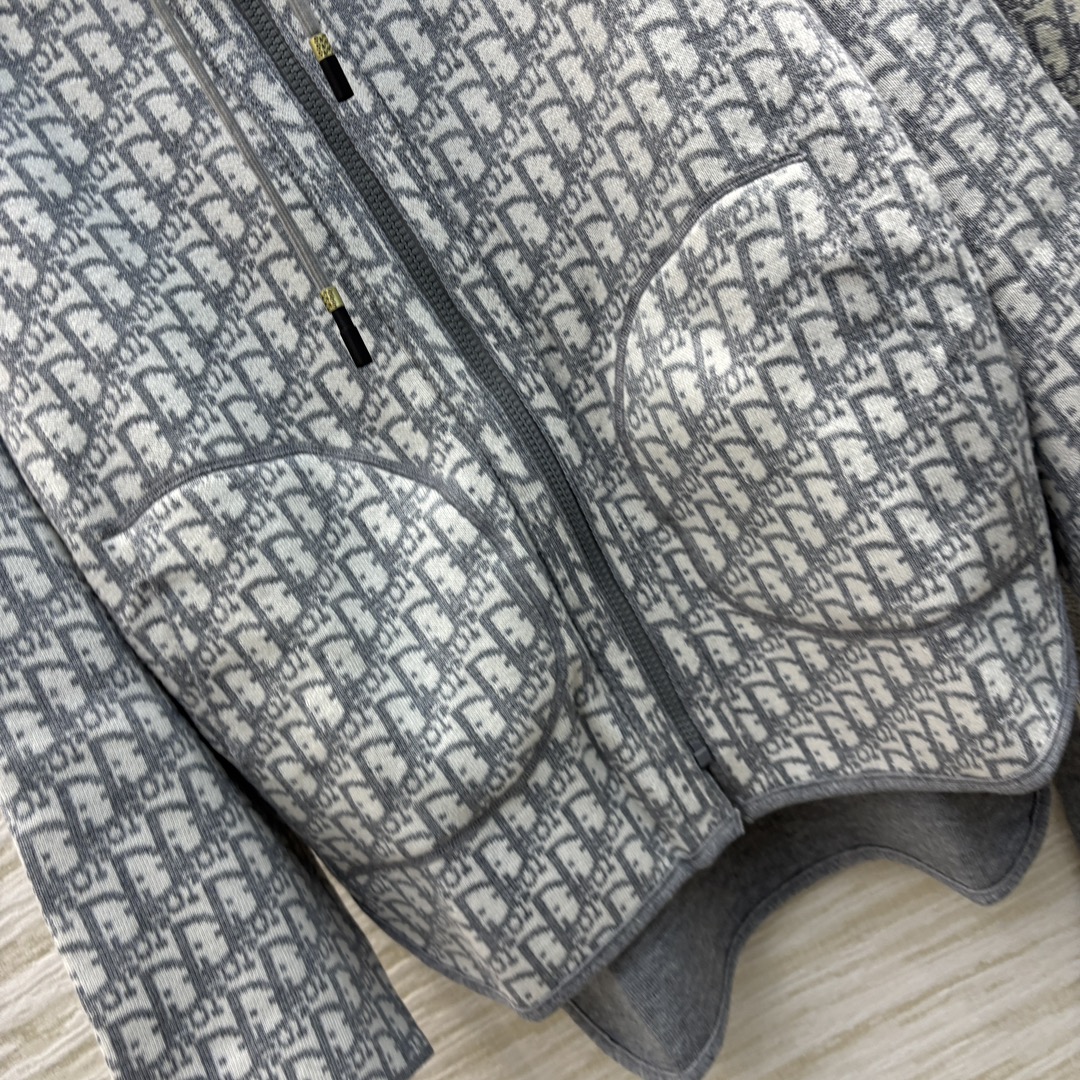 24秋冬新品D双面穿套装双面可穿一面是经典D字母老花印花另一面是炫酷净色两面风格随意切搭休闲连帽外套+松
