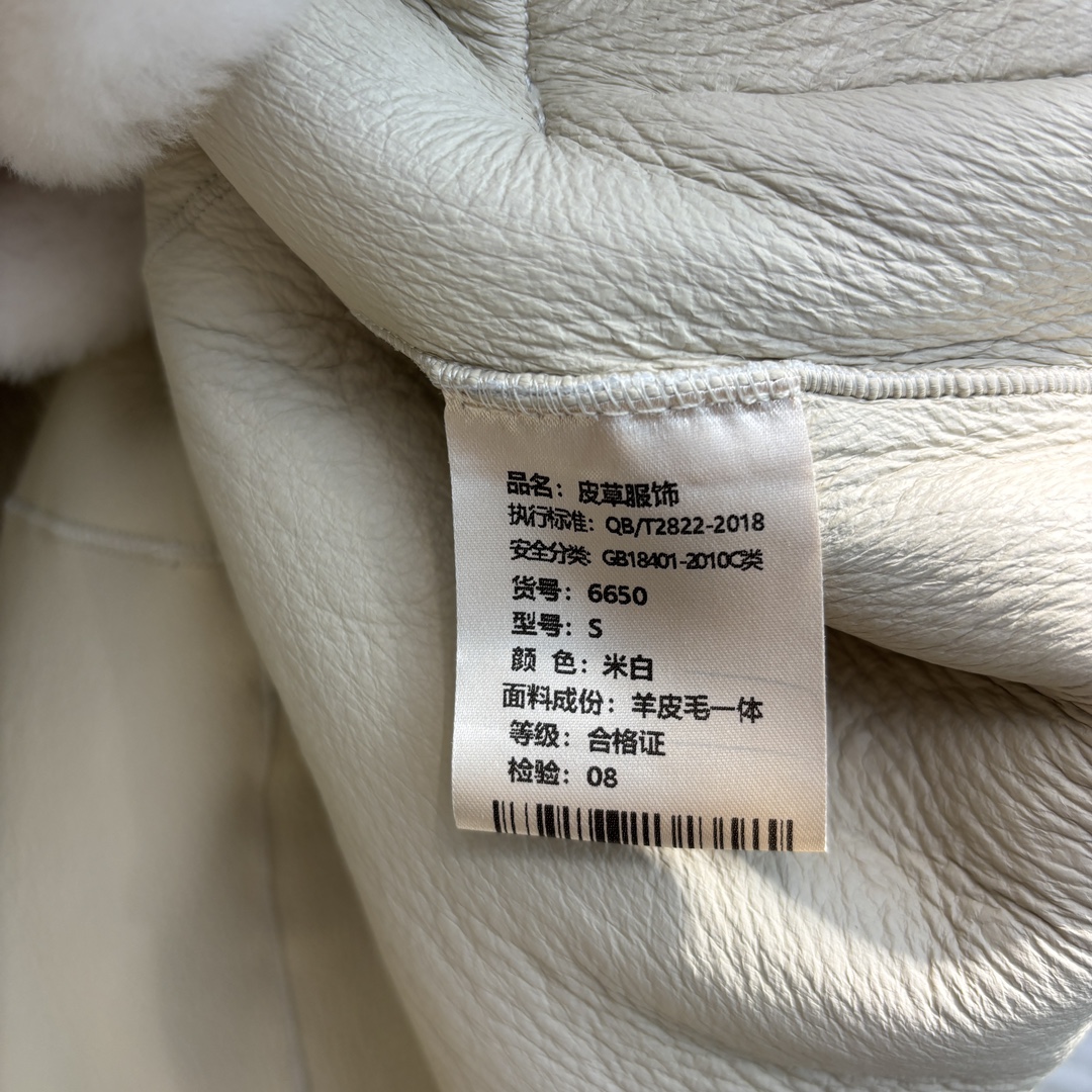 miu24秋冬新品牛角扣连帽皮毛一体宽松版型不挑人百搭又时髦毛绒羊羔毛面料醇厚的皮毛一体的保暖抗风又时髦