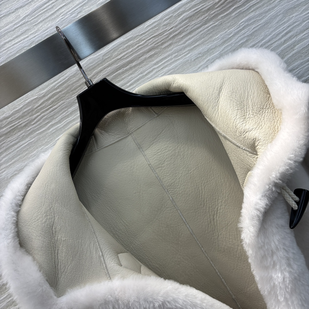 miu24秋冬新品牛角扣连帽皮毛一体宽松版型不挑人百搭又时髦毛绒羊羔毛面料醇厚的皮毛一体的保暖抗风又时髦