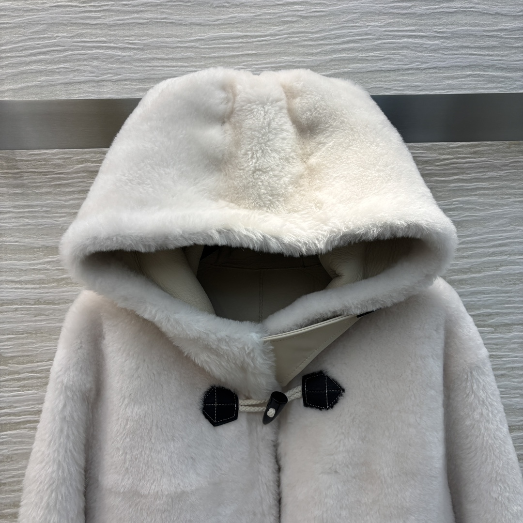 miu24秋冬新品牛角扣连帽皮毛一体宽松版型不挑人百搭又时髦毛绒羊羔毛面料醇厚的皮毛一体的保暖抗风又时髦