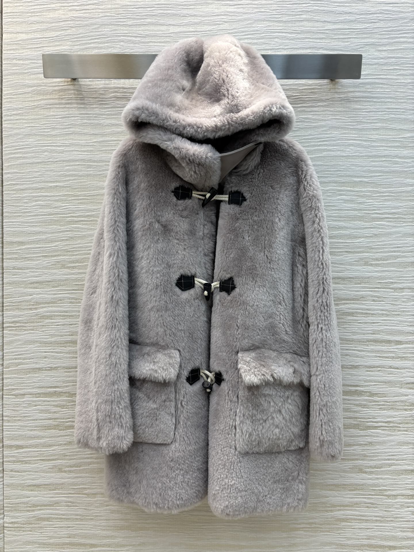 miu24秋冬新品牛角扣连帽皮毛一体宽松版型不挑人百搭又时髦毛绒羊羔毛面料醇厚的皮毛一体的保暖抗风又时髦