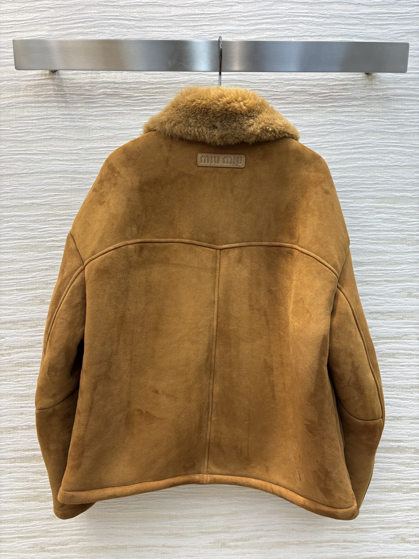 miu家24秋冬机皮绒翻领皮毛一体外套订制羊皮绒面料内衬全羊卷毛简单又高级落肩廓形剪裁恰到好处满满的减龄