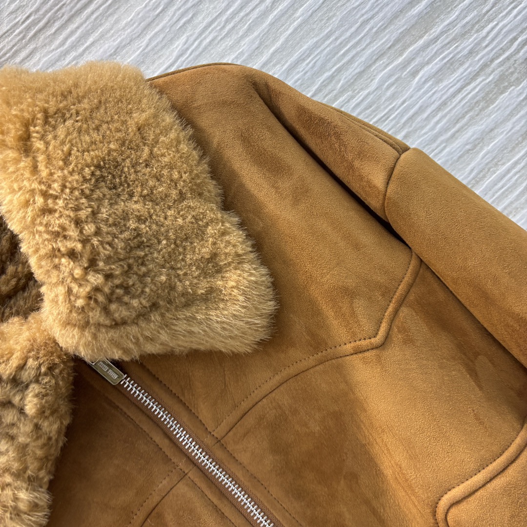miu家24秋冬机皮绒翻领皮毛一体外套订制羊皮绒面料内衬全羊卷毛简单又高级落肩廓形剪裁恰到好处满满的减龄