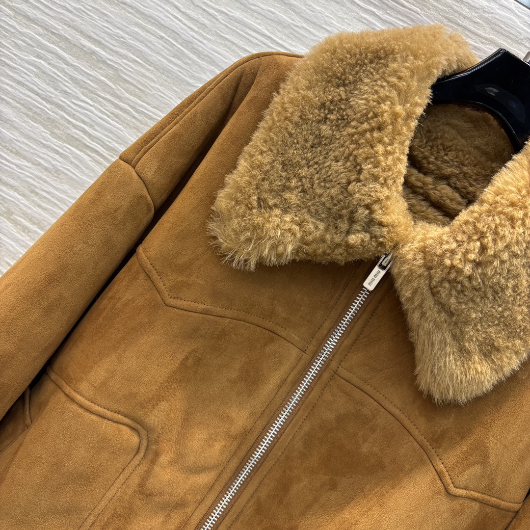 miu家24秋冬机皮绒翻领皮毛一体外套订制羊皮绒面料内衬全羊卷毛简单又高级落肩廓形剪裁恰到好处满满的减龄